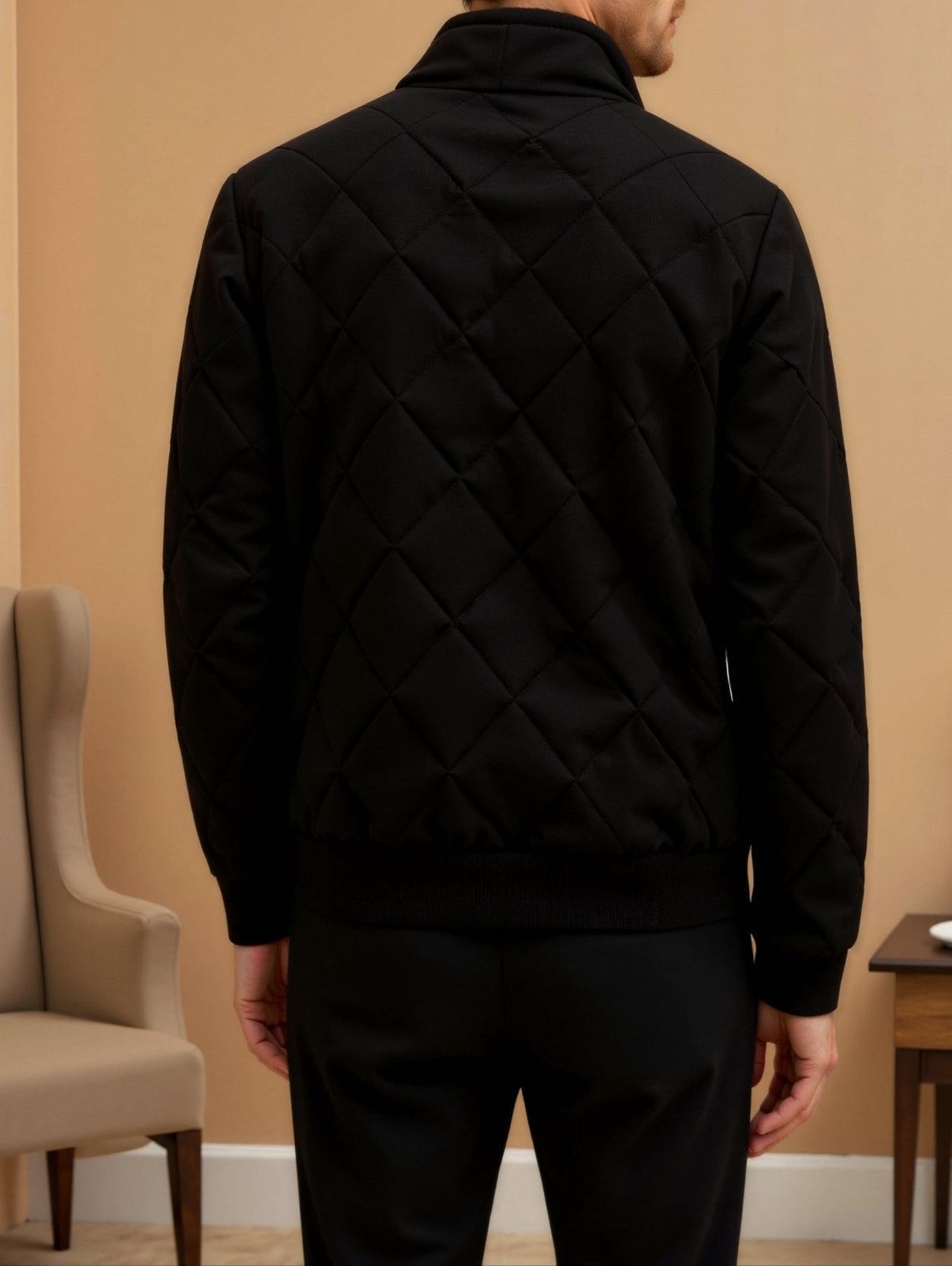 Herren-Steppjacke in dunkler Farbgebung | lineare Steppstruktur