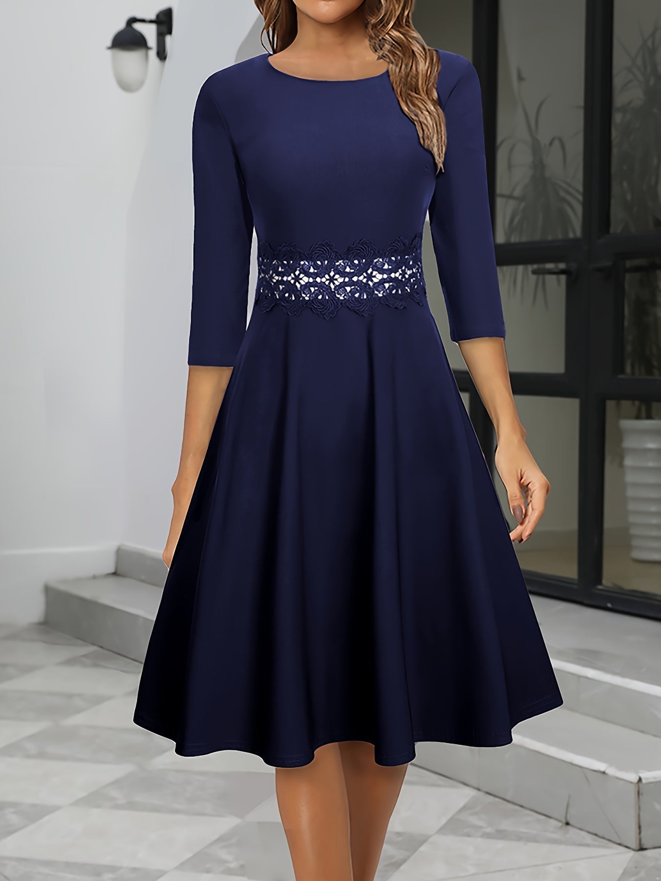 Damen-Abendkleid in Midi-Länge | klare Silhouettenführung
