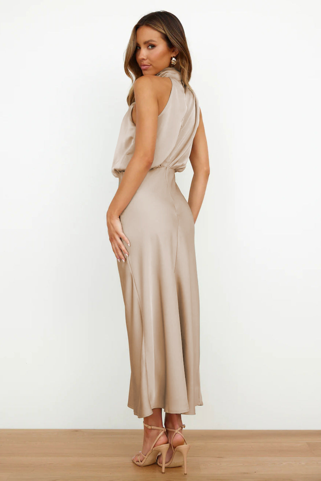 Damenkleid | Neckholder und A-Linienschnitt