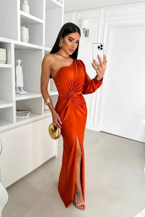 Damen-Abendkleid mit One-Shoulder-Form | klare Linienführung