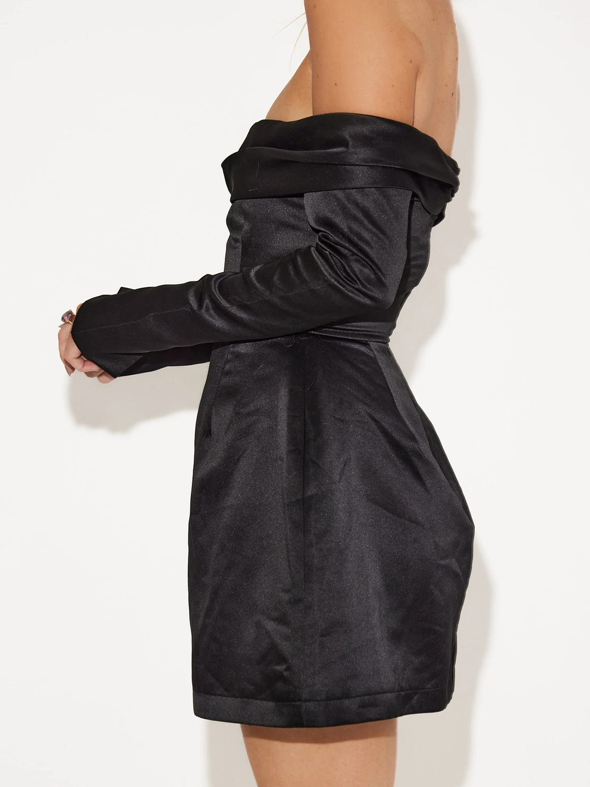 Valentinstagskleid | Off-Shoulder Mini mit klarer Silhouette