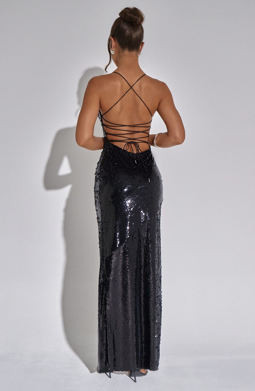 Damen-Abendkleid mit Pailletten und Schlitz | schmale Träger